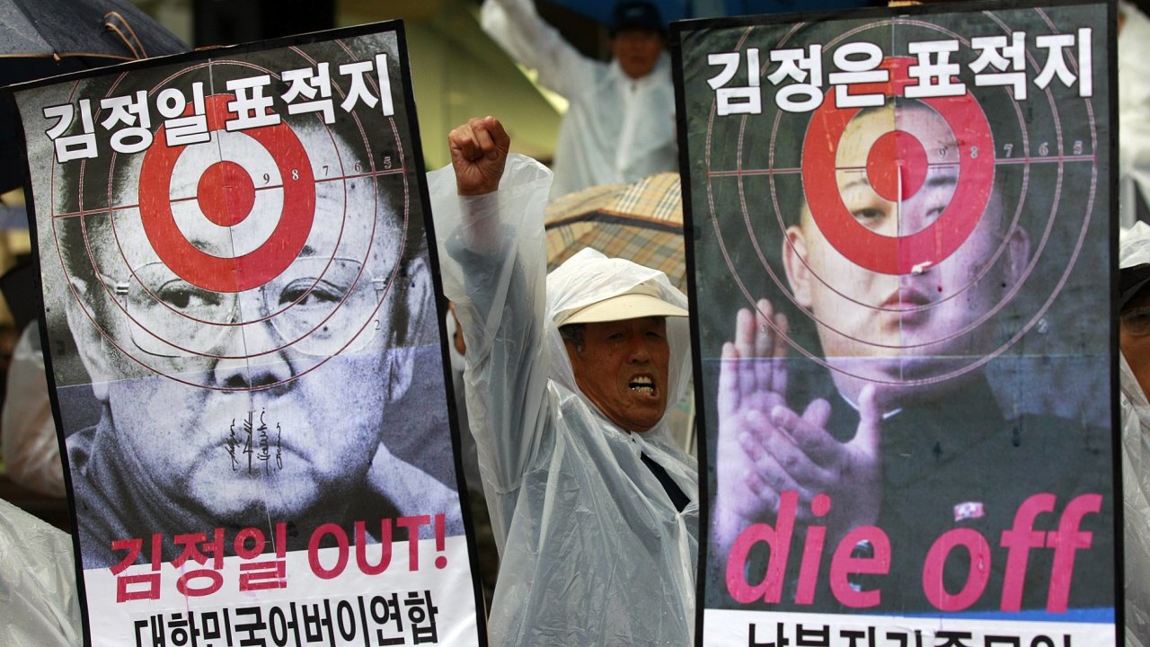 Ilustran foto - Plakty s podobiznou severokorejskho vdce Kim ong-ila