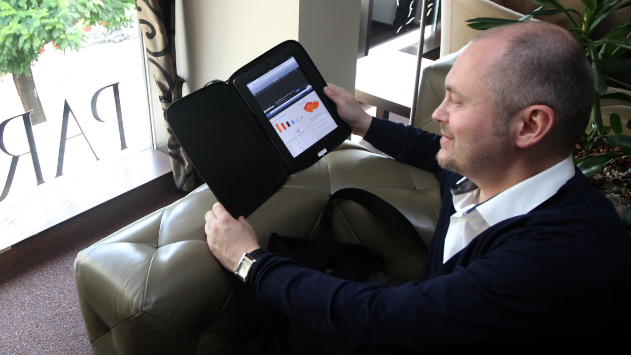 Michal Hašek sleduje volby na iPadu