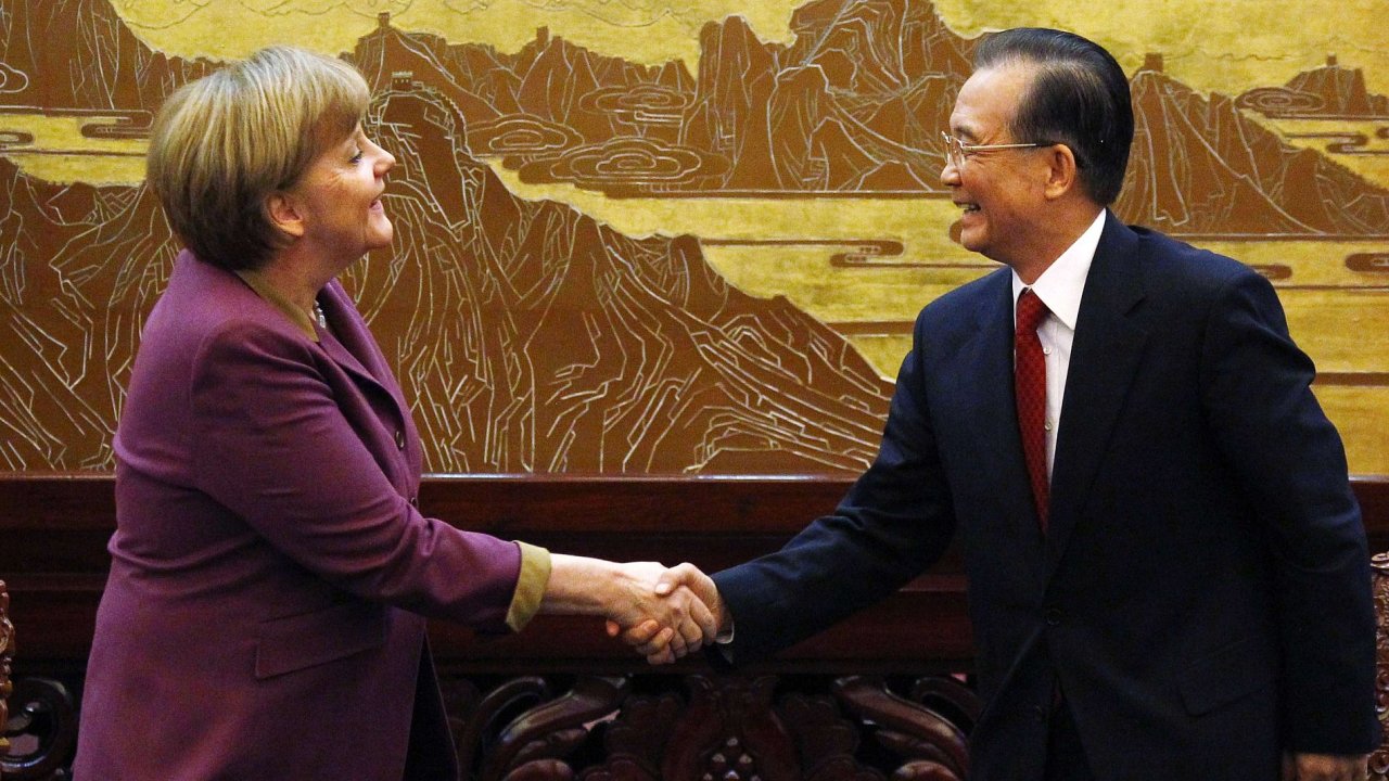 Nmeck kanclka Angela Merkelov si na nvtv ny pots rukou s premirem Wen ia-paem.