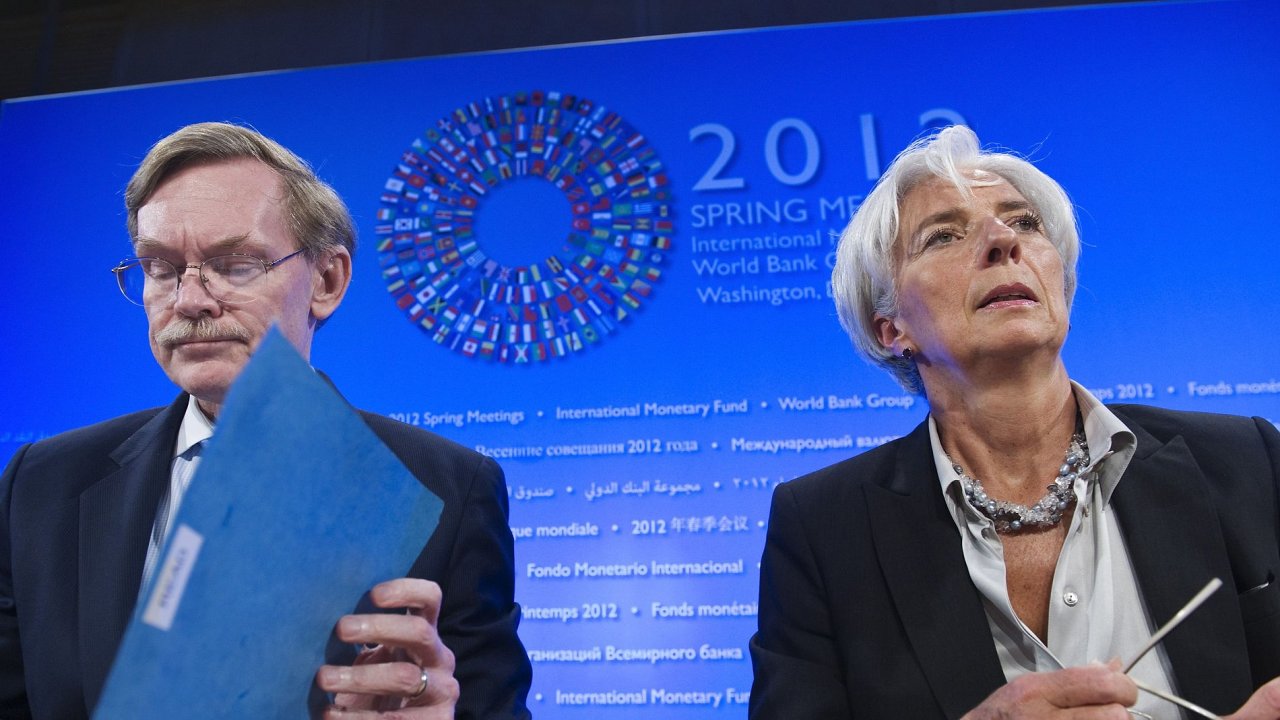 Prezident Svtov banky Robert Zoellick a fka Mezinrodnho mnovho fondu Christine Lagardeov na jednn ve Washingtonu.