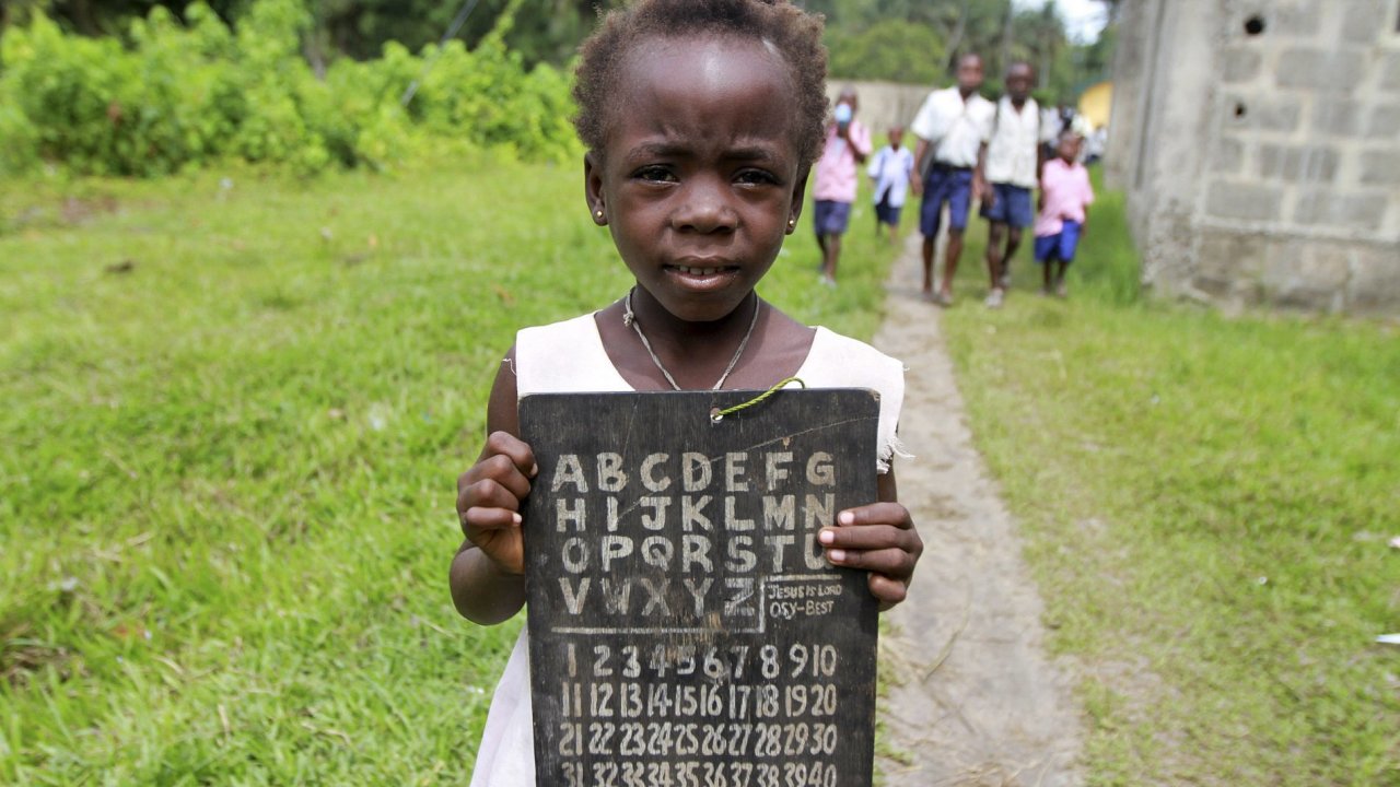 Nigrijsk dvka z vesnice Koluama s abecedou