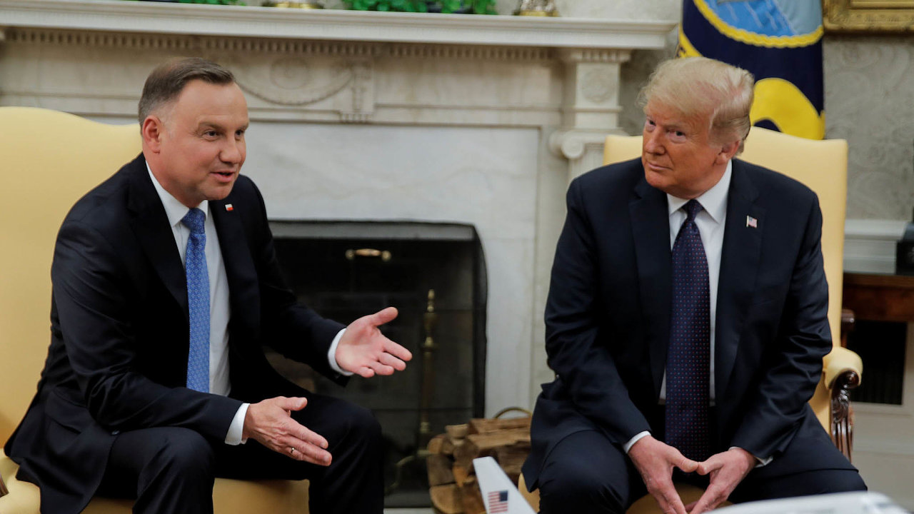 Polský prezident Andrzej Duda (vlevo) si ideově a kulturně rozuměli s Dnaldem Trumpem. S jeho nástupcem Joem Bidenem se rozcházeli. To teď půjde stranou.