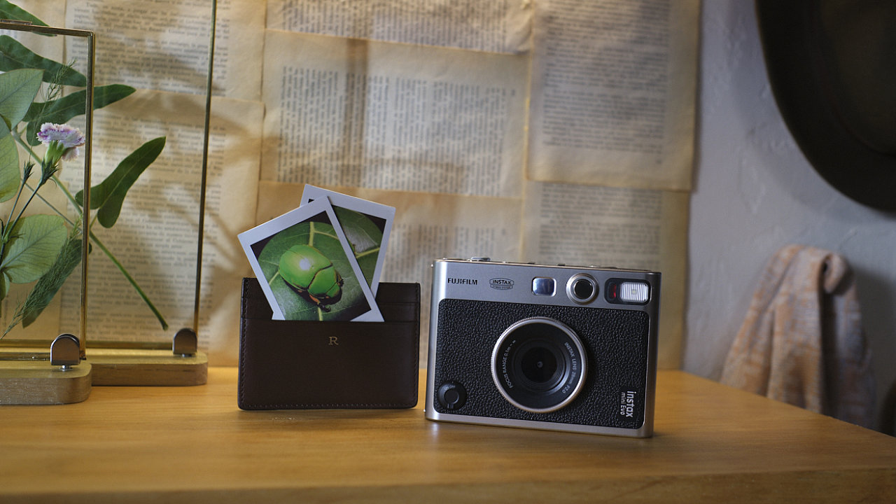 Instax Mini Evo kombinuje digitální kompakt s tiskárnou s romantikou okamžitých papírových snímkù