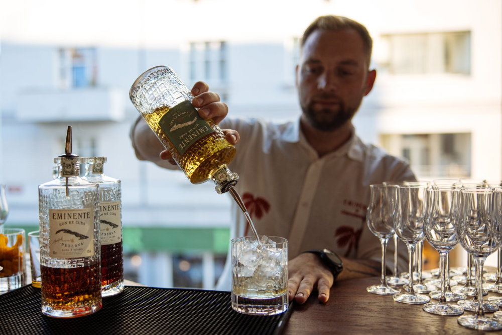 Červnové setkání magazínu PročNe Bar s kubánským rumem Eminente.