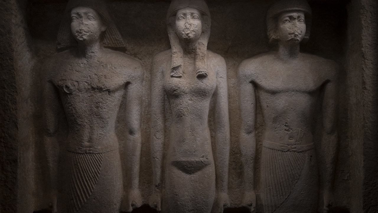 Sochy z hrobky princezny Šeretnebtej, jež je souèástí v roce 2013 pohøebního komplexu založeného hlavním lékaøem starého Egypta Šepseskafanchem. Èeští egyptologové komplex objevili v roce 2013.