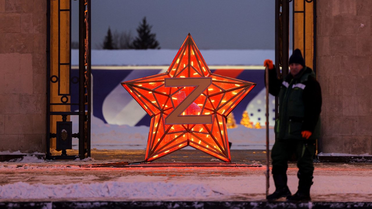 Vánoèní a novoroèní ozdoba v Moskvì. Písmeno „Z“ symbolizuje podporu ruské armádì válèící na Ukrajinì.