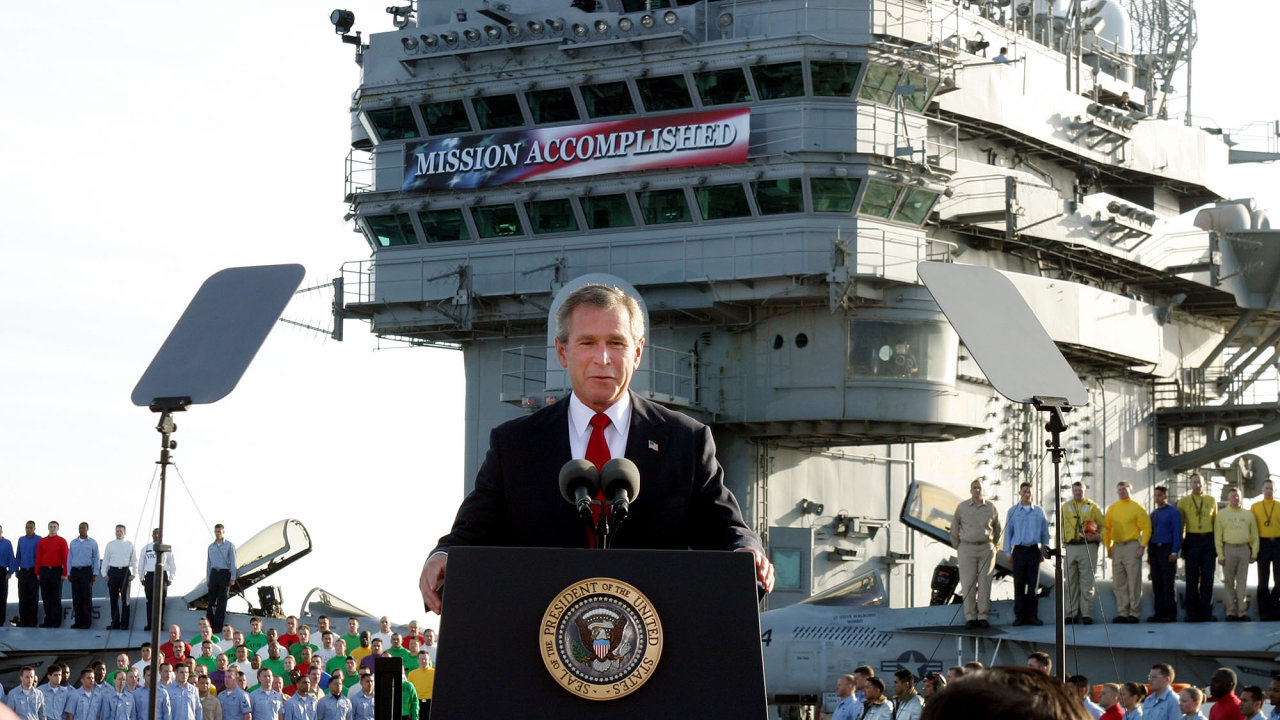 George Bush, 2003, Mise splnìna, oznámení konce války v Iráku.