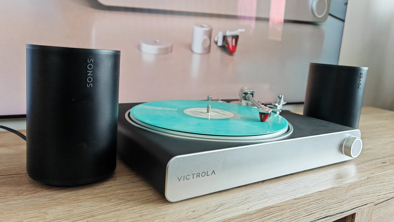 Victrola Stream Carbon je poctivý gramofon, který si rozumí se systémem Sonos.
