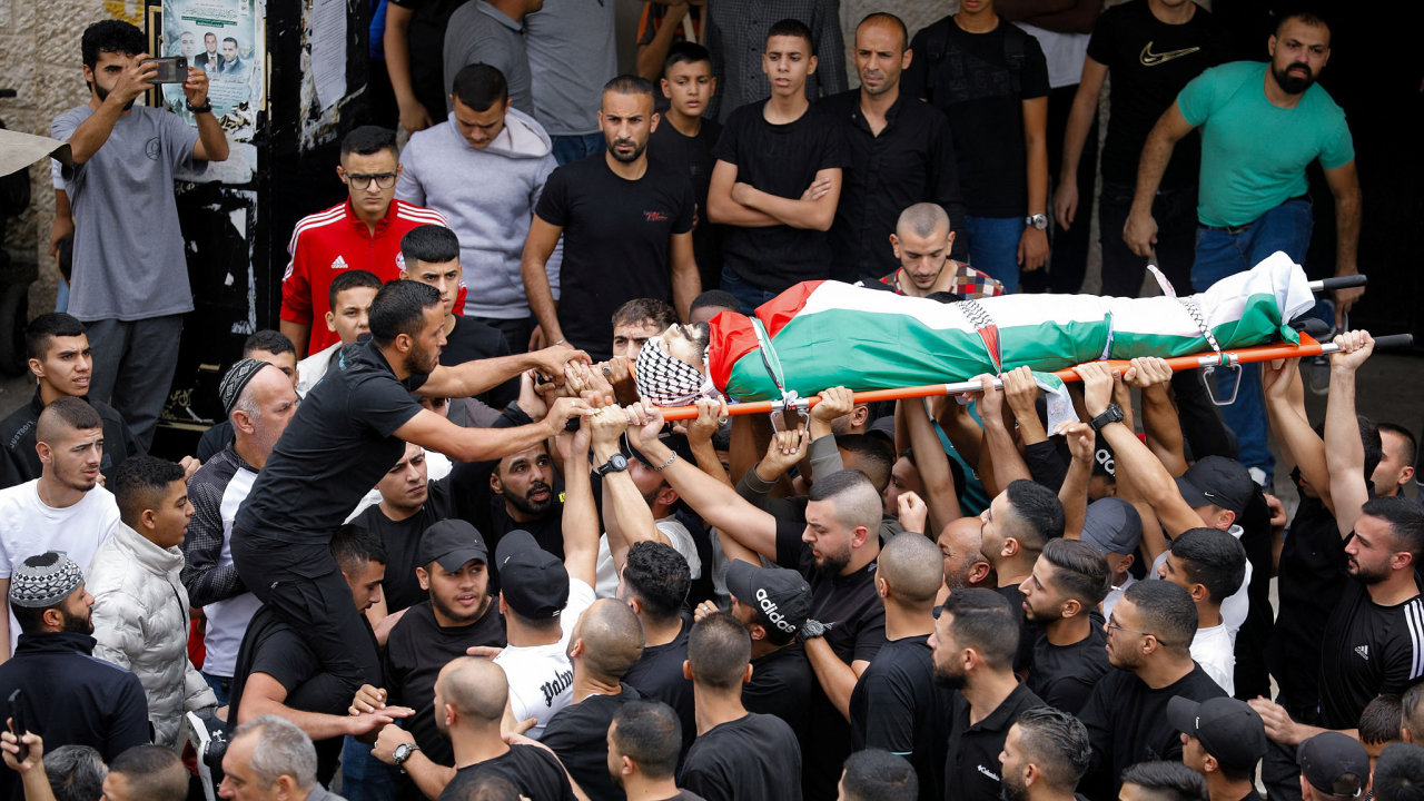 Palestinec Naem Farran, kter byl zabit pi izraelskm nletu, bhem svho pohbu v tboe Askar nedaleko Nablus, na Zpadn beh Jordnu okupovanm Izraelem