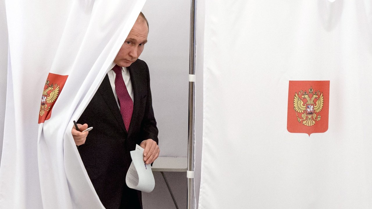Rusk prezident Vladimir Putin odevzdv svj hlas ve volbch