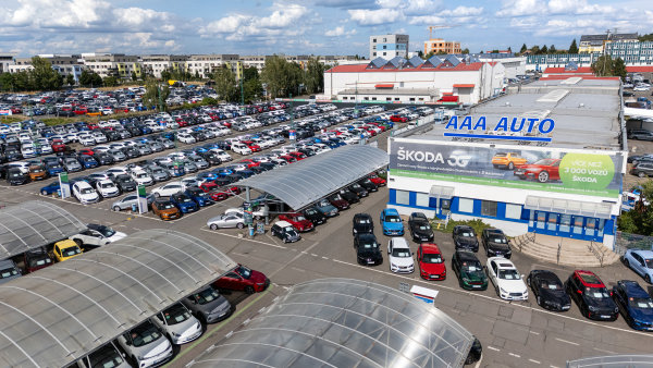 Ojetých aut je v bazarech hodně, postupně jich začne ještě přibývat z levných operáků. Jak to zahýbe s cenou?