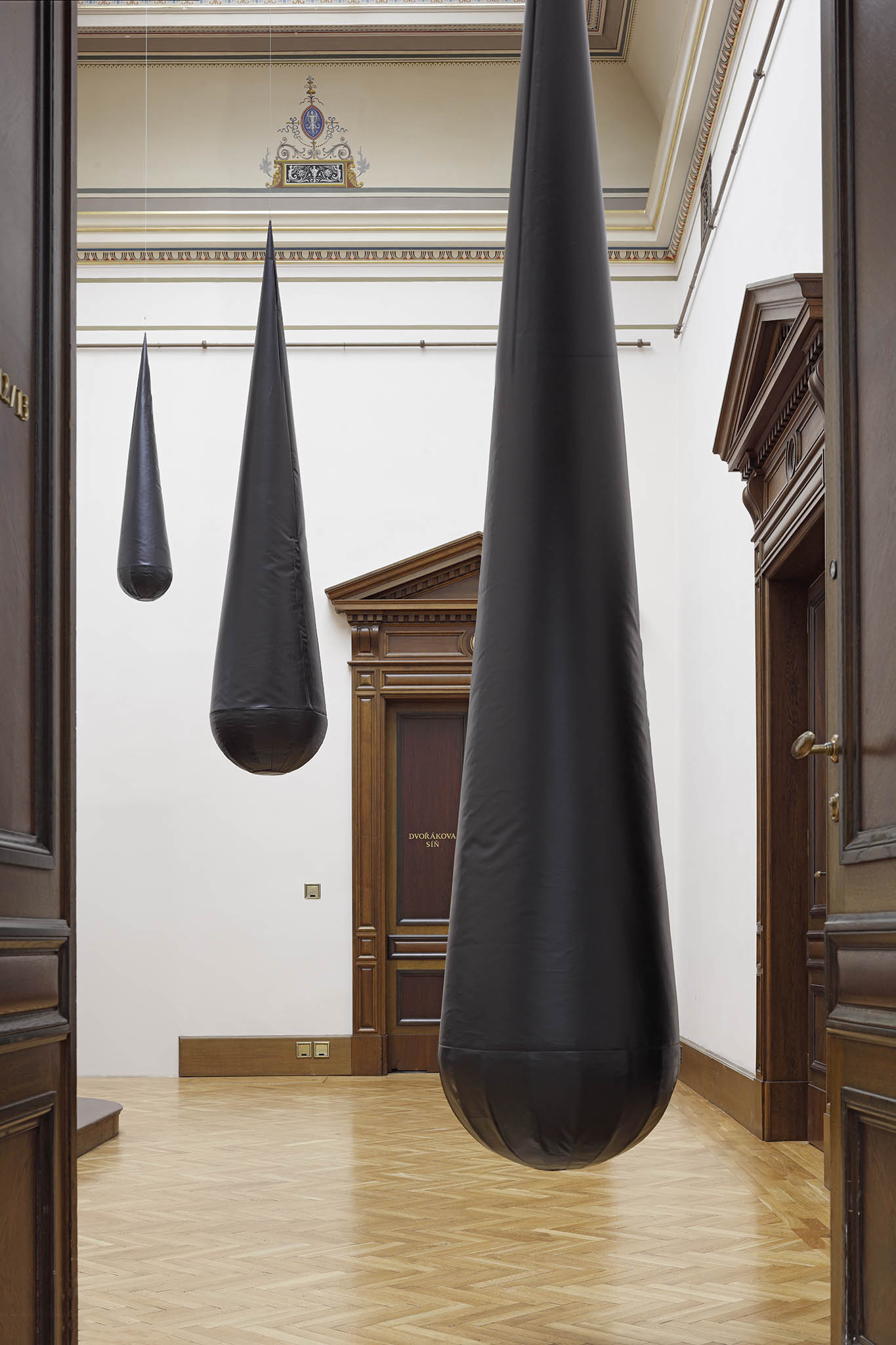 Kate�ina Vincourov�, Rain, 2005/2025, textil, polystyren, variabiln� rozm�ry, pohled do�instalace Galerie�Rudolfinum