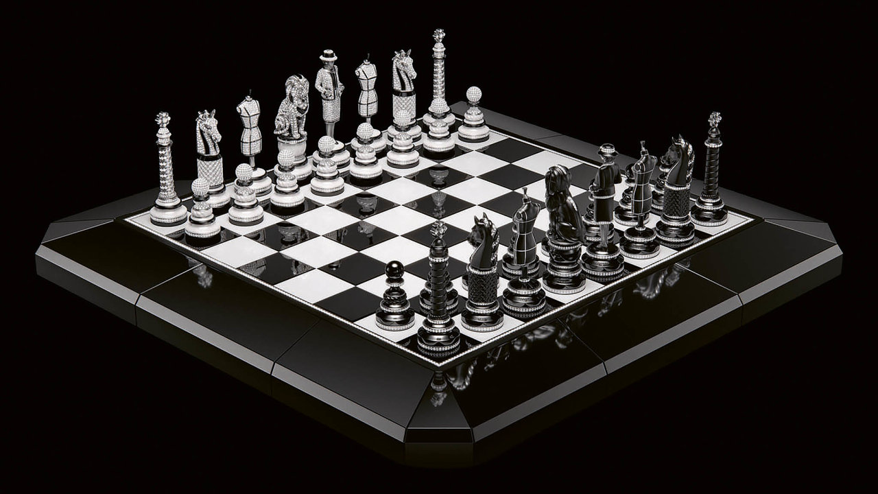 �achovnice z �ern�ho obsidi�nu je lemovan� �adou 516 diamant� s briliantov�m brusem, v�ech 32 figurek je vyrobeno ze zlata, diamant� a keramiky, kter� je sedmkr�t tvrd�� ne� ocel a je pro hodinky Chanel typick�m materi�lem.