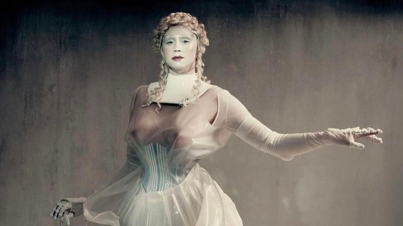 Maison Margiela Artisanal 2024 by John Galliano, modelkou je here�ka...