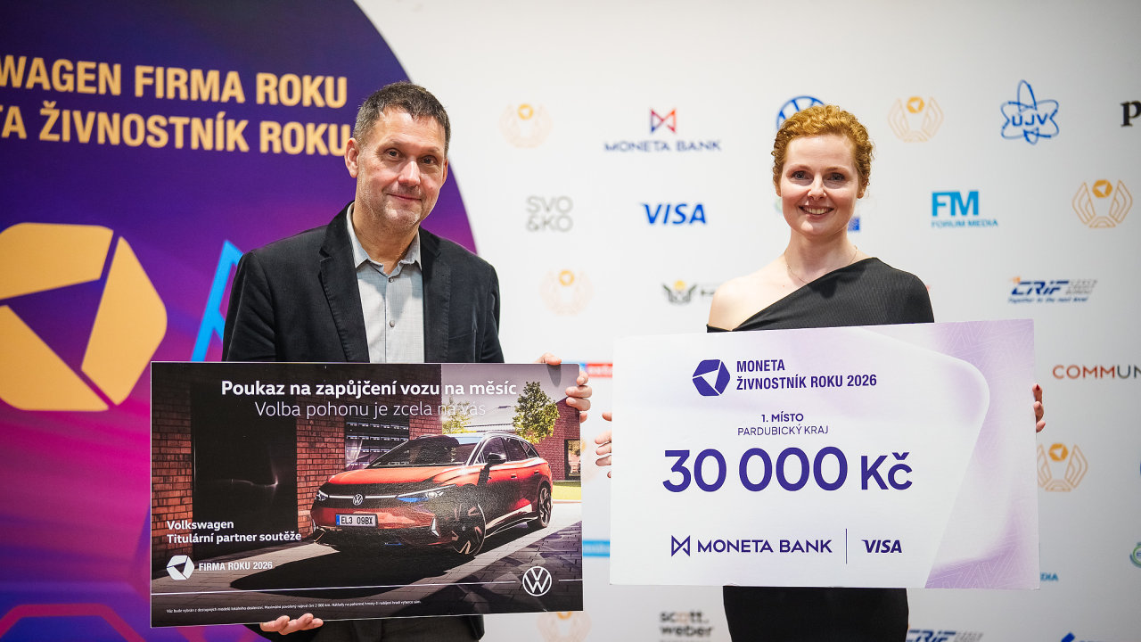 V�herce krajsk�ho kola Firmy roku Martin Vesel�k si p�ebral cenu spole�n� s...