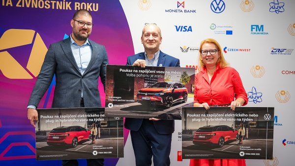 Spolumajitel firmy STTEN Jan ��astn� (uprost�ed) se z�stupci dal��ch...