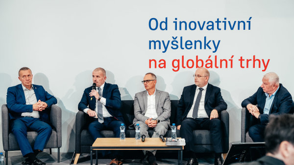 Diskutuj�c� (zleva): Daniel Krumpolc, CEO �EB, Petr Popel��, CEO MORAVIA...
