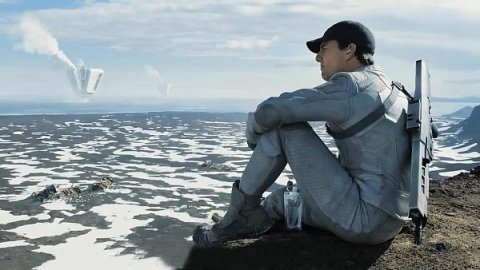 Tom Cruise v Oblivion