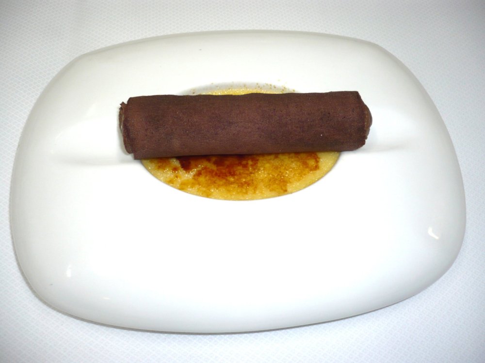 Vanilkové creme brulee s Carolans whisky krémem, s doutníkem plněným Valrhona čokoládovou pěnou