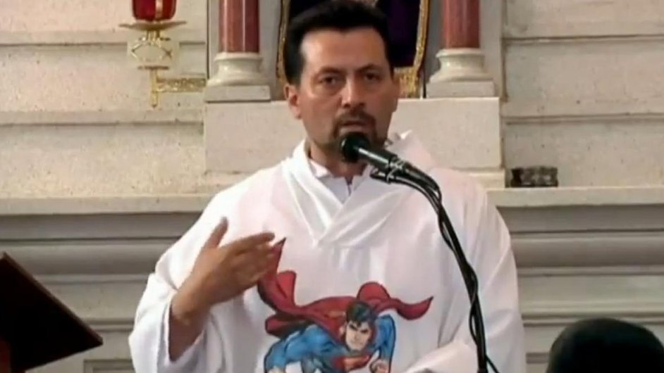 Mexický knìz Humberto Alvarez láká dìti do kostela na superhrdiny