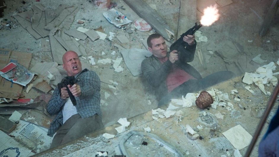 John McClane opt v akci. Tentokrt se synem