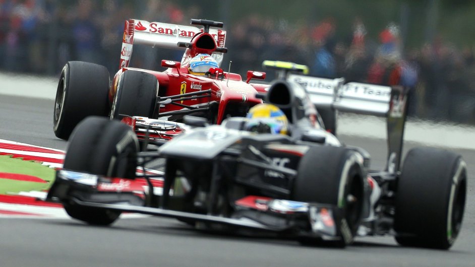 Lewis Hamilton ped Fernandem Alonsem na GP Britnie