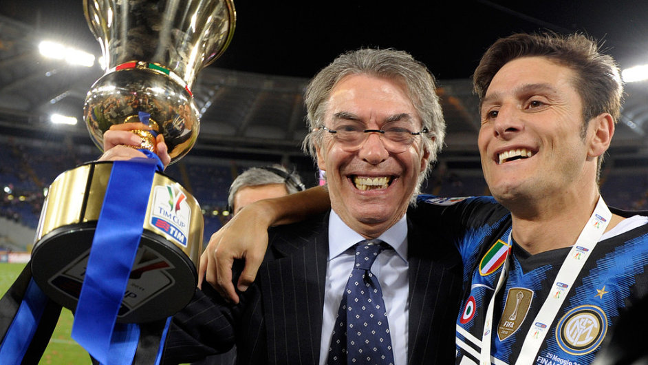 Massimo Moratti (vlevo) a kapitn Javier Zanetti s trofej pro mistra Itlie