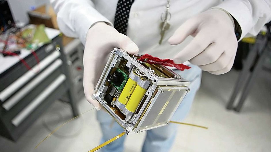 Mal satelit CubeSat m rozmry 10 x 10 x 11 centimetr.