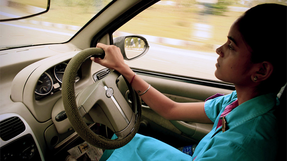 Переведи driving a car. A child girl Driving a car. Driving in Baghdad. Girl which is Driving a car.