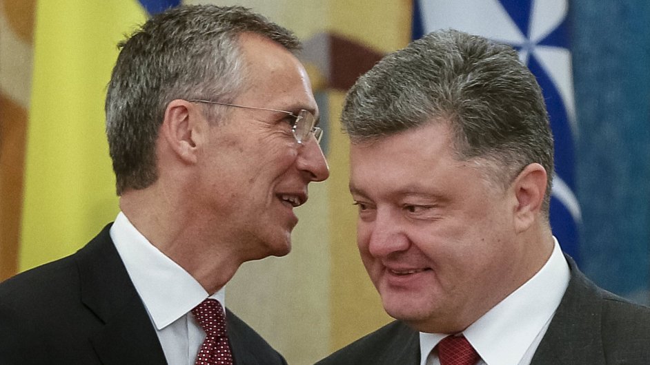 f NATO Stoltenberg pi jednn s ukrajinskm prezidentem Petrem Poroenkem.