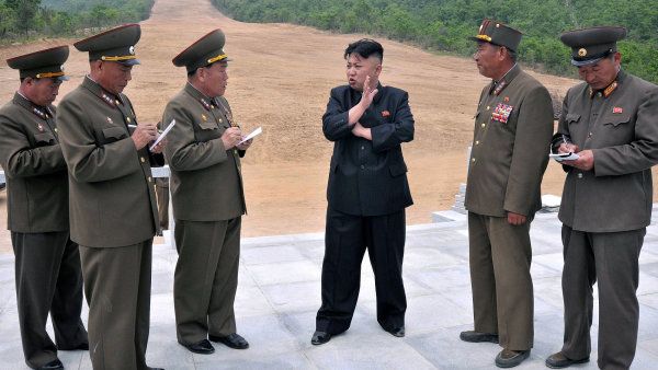 Hněv vůdce země Kim Čong-una dopadl mimo jiné na náměstka Kung Sok-onga, který měl na starost personální zajištění ambasád v Evropě. Hněv vůdce země Kim Čong-una dopadl mimo jiné na náměstka Kung Sok-onga, který měl na starost personální zajištění ambasád v Evropě.