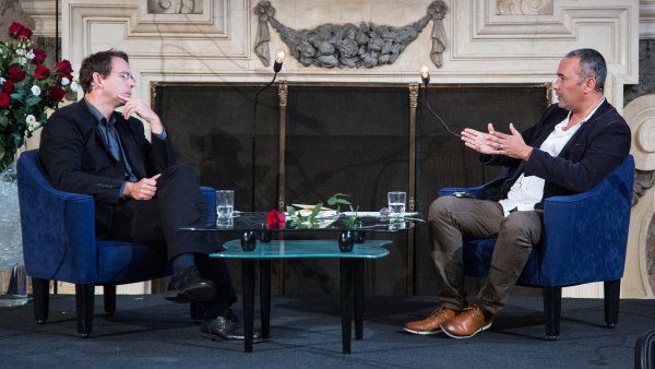 Diskusi se spisovatelem Kamelem Daúdem (vpravo) moderoval Petr Drulák. Diskusi se spisovatelem Kamelem Daúdem (vpravo) moderoval Petr Drulák.