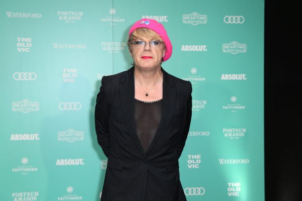 Komik Izzard v Praze vyt&aacute;hl Donalda Trumpa i Marca Antonia. Se sv&yacute;m dadaismem usp�l