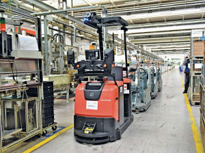 Automatické vozíky v jihlavském závodu Bosch Diesel vozí prázdné obaly do výroby a hotové výrobky zpět.