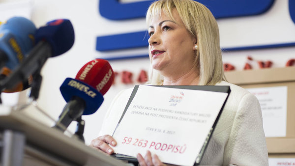 Ivana Zemanová ukazuje, že její manžel, prezident Zeman, překonal kvalifikační limit 50 tisíc podpisů. Ivana Zemanová ukazuje, že její manžel, prezident Zeman, překonal kvalifikační limit 50 tisíc podpisů.