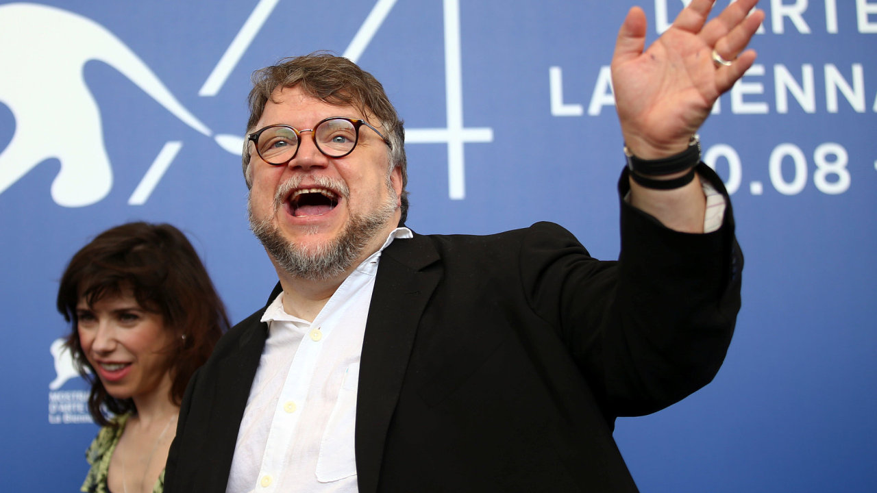 Mexick reisr Guillermo del Toro (na snmku) v Bentkch pedstavil svj nov film The Shape of Water. esk kina ho zanou promtat v lednu 2018.