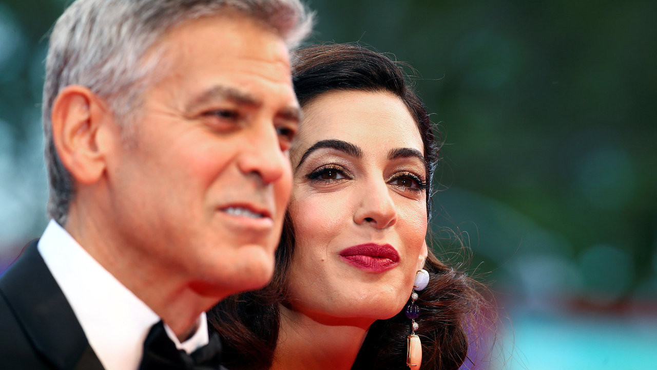 Film Suburbicon v Bentkch uvedl reisr George Clooney (vlevo) doprovzen manelkou Amal. Ped temi msci se jim narodila dvojata Ella a Alexander.