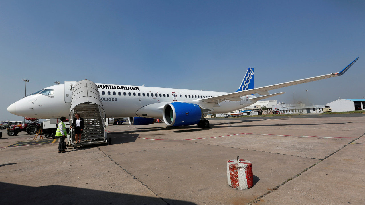 Letadlo CSeries spolenosti Bombardier na letiti v Novm Dill.