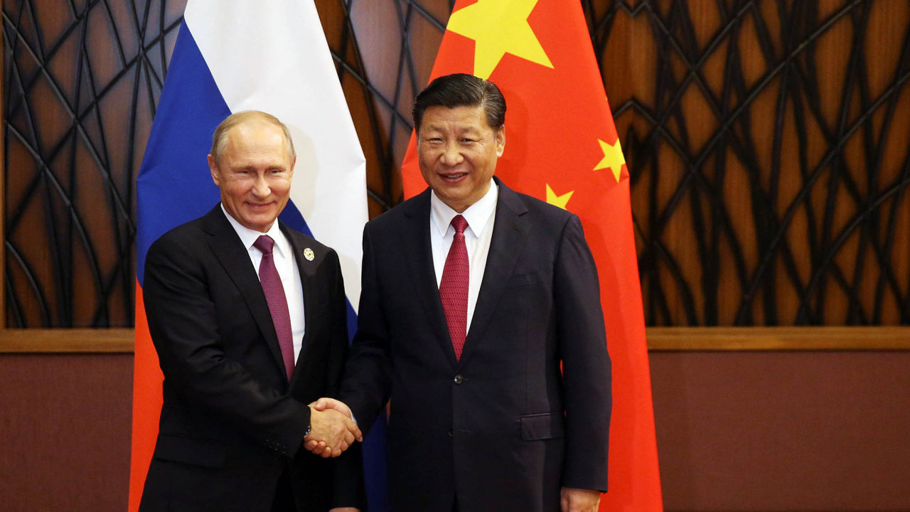 Ruský prezident Vladimir Putin a jeho èínský protìjšek Si �in-pching se snaží ve svìtì prosadit vliv pomocí 