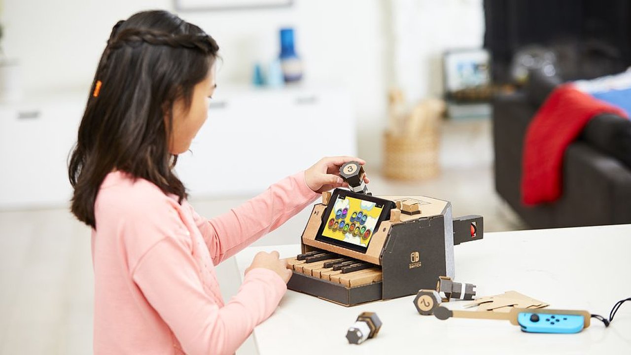 Nintendo zane prodvat interaktivn hraky z kartonu, k jim Toy-Con