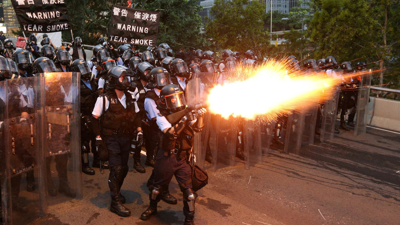 Byznys vohroen. Protesty vmodernm Hongkongu kaz byznys itamnmumiliardi Li Ka-shingovi.
