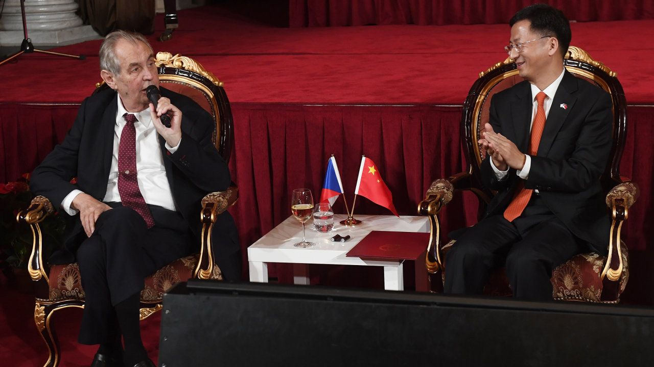 Prezident Milo Zeman (vlevo) a nsk velvyslanec v R ang ien-min.