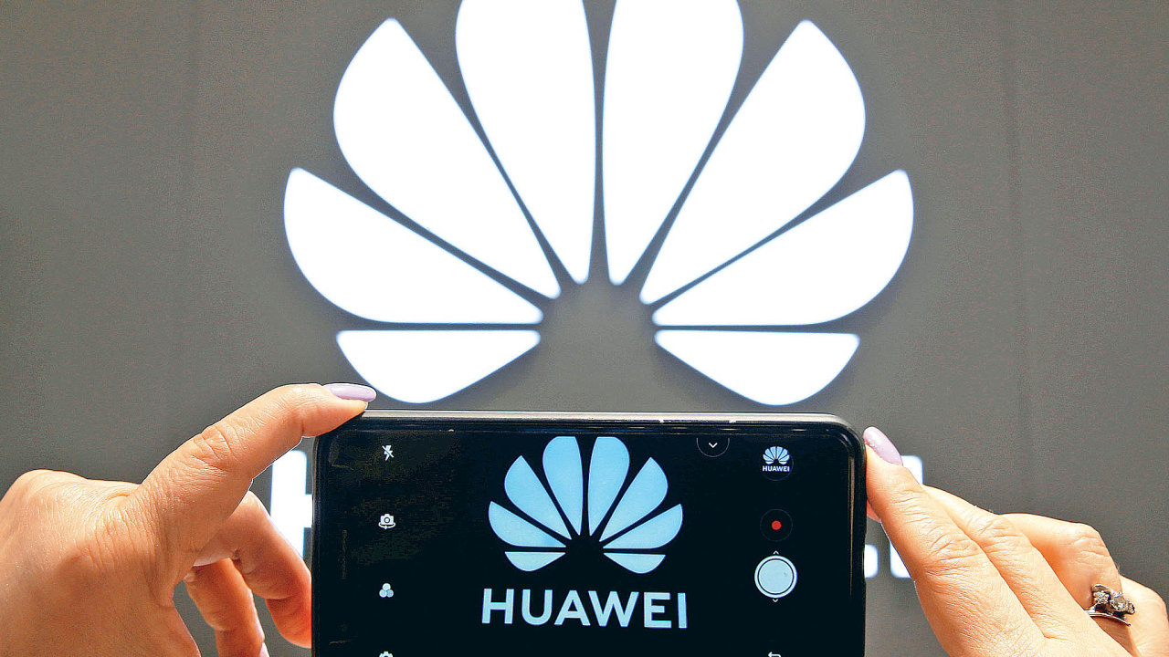 Huawei doplácí na americké sankce. Jen ve tøetím ètvrtletí mu v západní Evropì propadl prodej telefonù meziroènì o 60 procent.