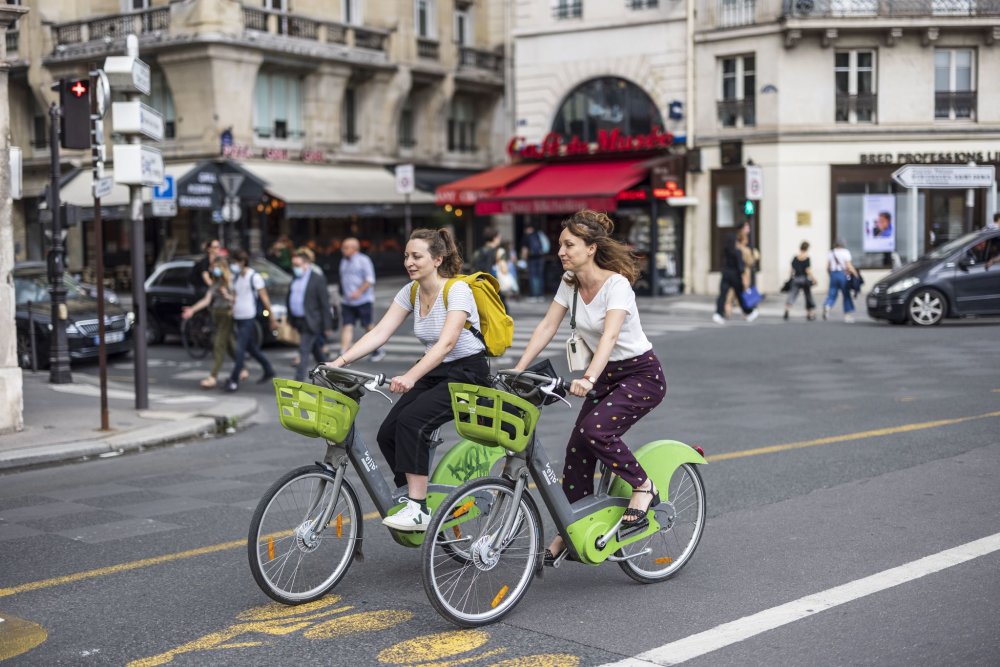 Paříž a Brusel vycházejí vstříc cyklistům, budují bezpečné cyklopruhy a finančně podporují firmy, které motivují své zaměstnance k používání elektrokol namísto aut.