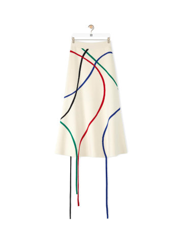 … hrát si. Což umí skvěle třeba španělská módní značka Loewe. Na vlněné midi sukni si nic nebere hranice, dokonce ani pestrobarevné linky, které se rozbíhají až za okraj.