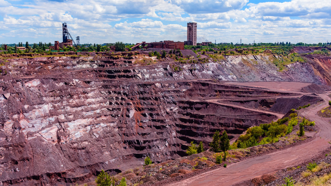 Důl na železnou rudu u jihoukrajinského průmyslového města Kryvyj Rih (rusky Krivoj Rog)