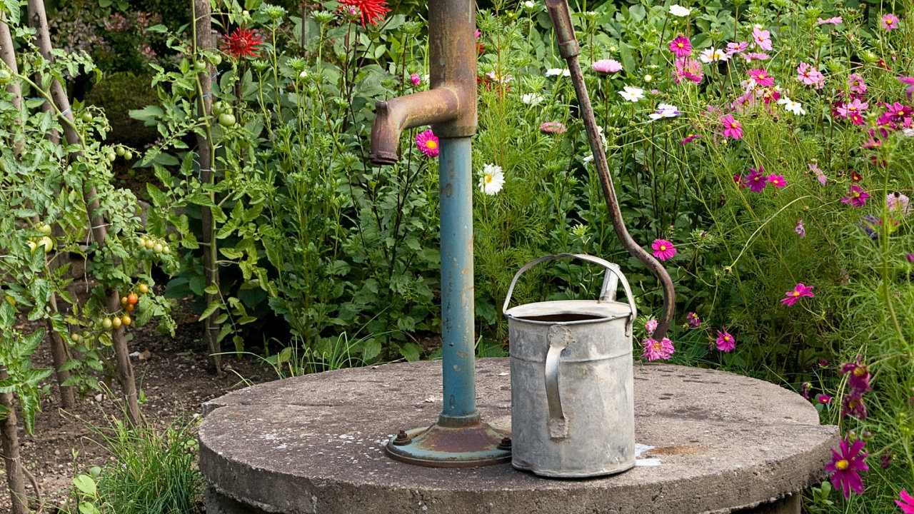 Na venkov je ni spoteba vody ne ve mstech. Vzemch svym podlem venkovskho obyvatelstva vyuvajcho vce vodu zestudn je statisticky spoteba pitn vody ni.