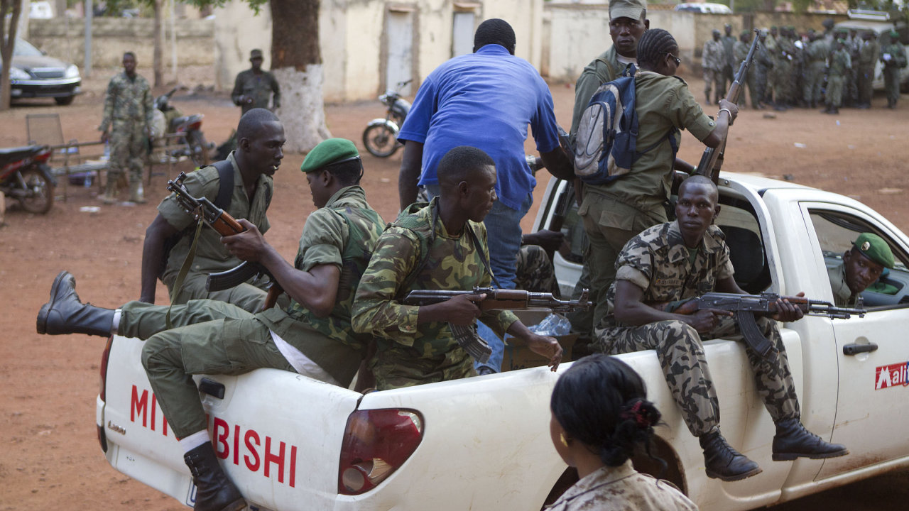 Vojci z ad vzbouenc na Mali