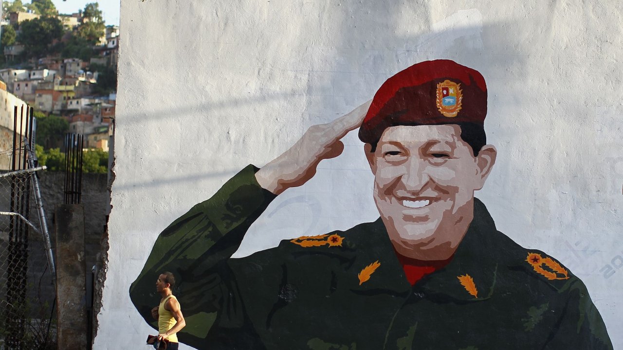 Portrt Huga Chveze v ulicch Caracasu