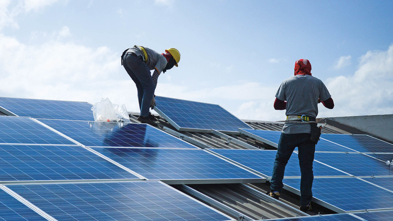 S enormním zájmem o fotovoltaiky mezi domácnostmi se na trhu objevila øada nových instalaèních firem. Pomáhají zvládnout boom, ale øada z nich se snaží pøilákat zákazníky nereálnými termíny.